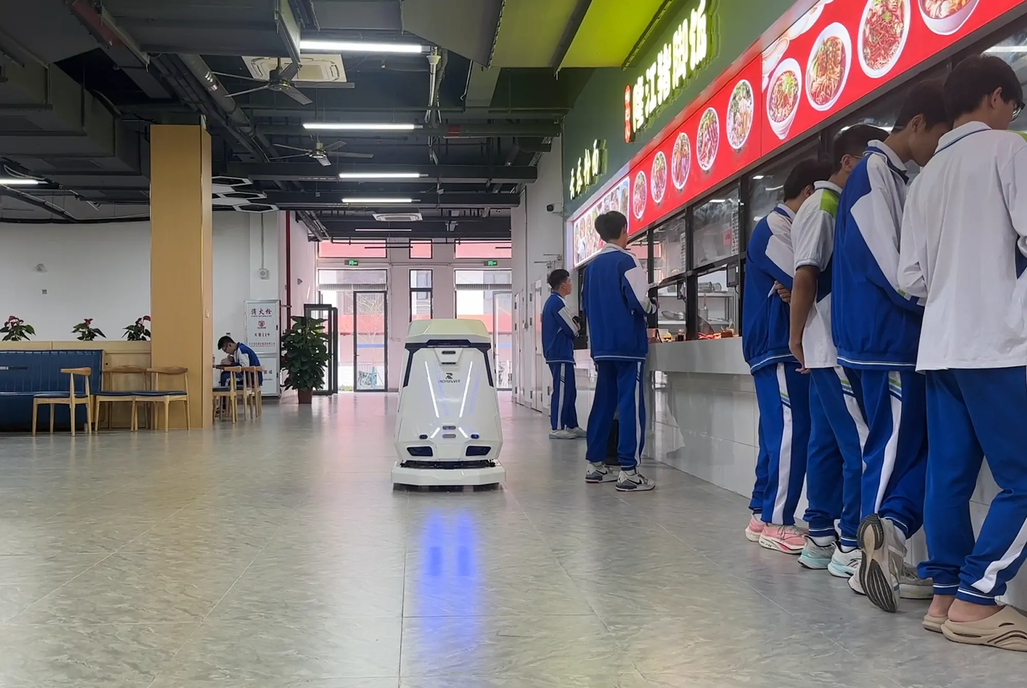Skywalker 50 走进广州某职业技术学院食堂，助力高频餐饮场景清洁升级